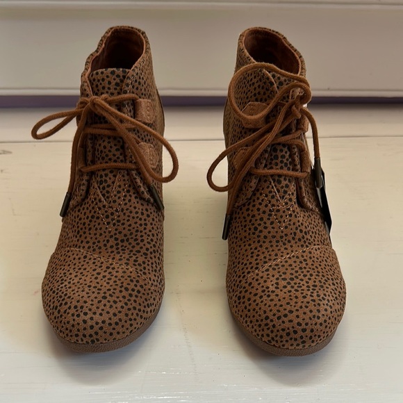 NWT Toms Kala Wedge Bootie in tan mini cheetah suede - Picture 1 of 7